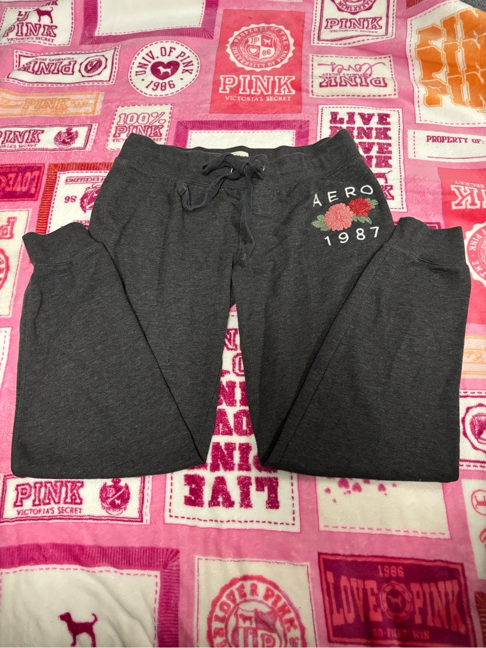 Aeropostale Men's Charcoal Gray 1987 Drawstring Sweatpants with Floral Accent